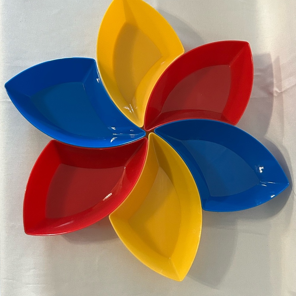 American Greetings The Finishing Touch Pinwheel 6-Piece Server Red Yellow Blue